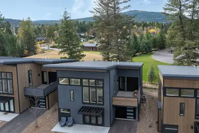 Image de Luxury Amenities with a Central Location to Downtown and Whitefish Mountain Resort