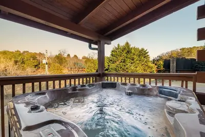 Image de Bearly Trout'n: Mtn View, Honeymoon, Hot Tub, Wifi, Creek, Playground, Dollywood