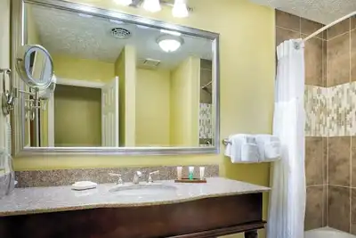 Image de 2br/2ba Williamsburg Condo w/ 3 Beds