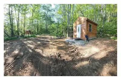 Image de 1 of 2 Enchanting 1 room cabins in Shapleigh, Me located on sloaping forest land
