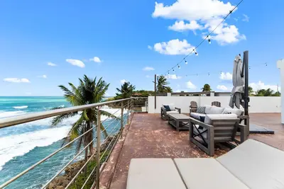 Image de Oceanfront home with large rooftop and deck