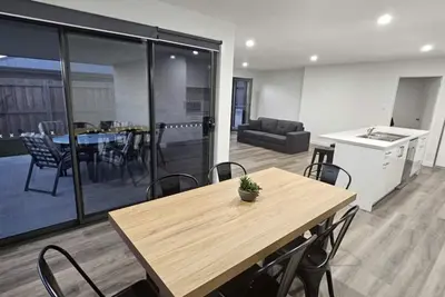 Image de Inviting & Spacious, 5 minute drive to Mtb Trials & beaches, short walk to shops