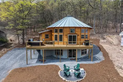 Image de Yurt Retreat, Hot Tub, Loft w/Shuffleboard, Mtn Views, Fire Pit, Ev charger