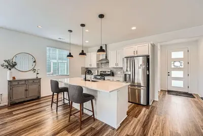 Image de New home near airport!