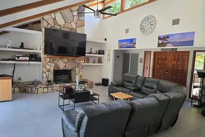 Image de Charming private 4-bedroom estate on over 1 acre of land.