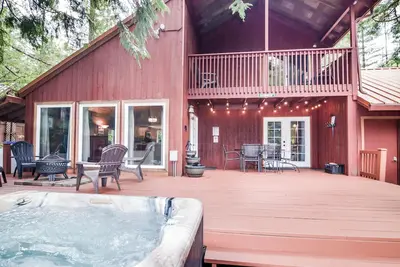 Image de Near Sandy River~ Hot Tub, King Bed, Xbox, Game Room, Bbq, Family Friendly