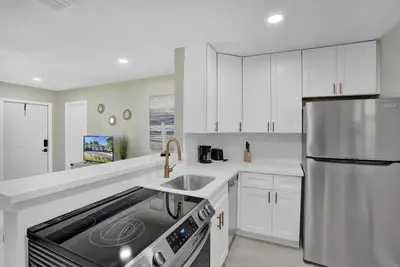 Image de Updated 2/2 home w/ a private back yard. 5 minutes from the beach and downtown.