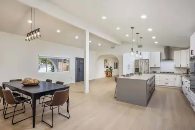 Image de San Diego Oasis, Pool, Yard & Sleeps 10!