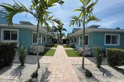 Image de Pool to Beach-2 bedroom 2 bath apartment 2 blocks to beach with pool