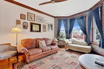 Image de New! Vintage 3 Bed Condo in Chicagolands Trendy Berwyn by AllSet Turnover