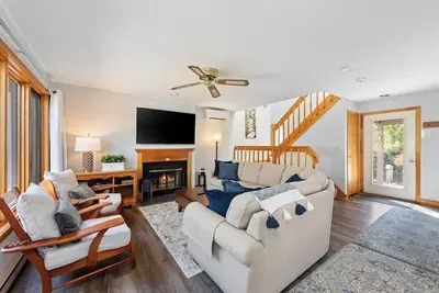 Image de New! Charming Townhouse + Shared Pool