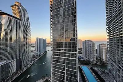 Image de Luxury Icon Brickell 1br with BayViews + Free Parking + Resort Amenities
