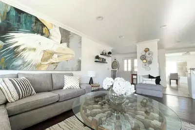 Image de Prime Location! 3br, 10 Min to Beach, 5 Min to Irvine – Walk to Pool & Courts