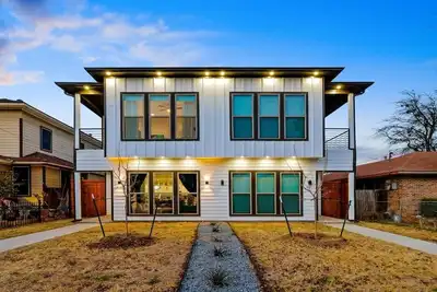 Image de Modern Bishop Arts Home / Large Groups / Garage / Sleeps 8