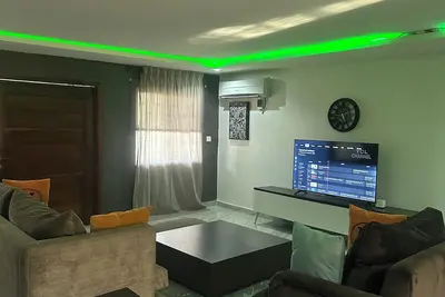 Image de Luxury 4-Bedroom Apartment with Warm, Brown Finishes