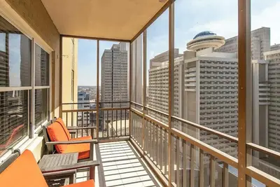 Image de High Rise Downtown Condo with Skyline View