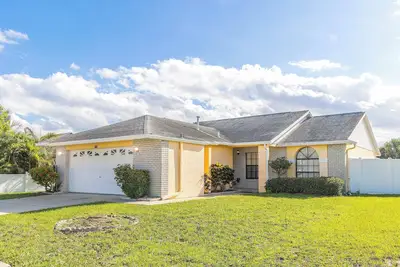 Central 3b/2b With Private Pool Close to Parks Fl