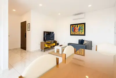 Image de \"Prime Location Near Shopping Malls & Airport\".