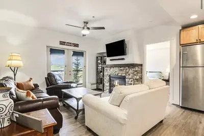 Image de Spacious ski in/out condo w/ shared pool, hot tub, great views & location