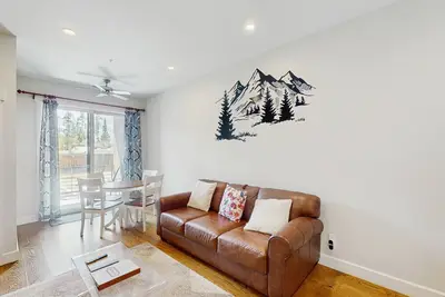Image de Conveniently located condo w/ fully stocked kitchen, fast wifi, W/D & patio