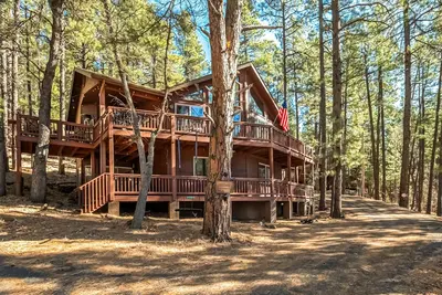 Image de Spacious Chalet w/ two decks, fire pit, hammock - close to Lake, hiking, golf
