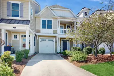 Image de Charming Peninsula Townhome with Furnished Deck and Patio