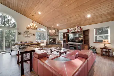 Image de Truckee Cabin w/ Hot Tub & Custom Furnishings