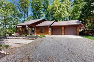 Image de Tranquil mountain cabin w/ game room, large garage & parking for boats and bikes