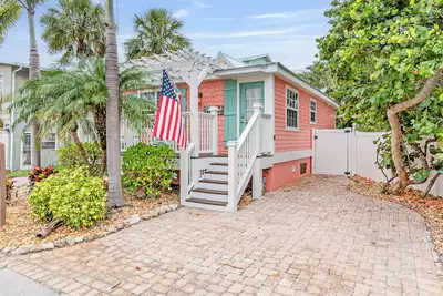 Image de Best Little Beach House on Anna Maria Island! With a pool & steps to the beach!