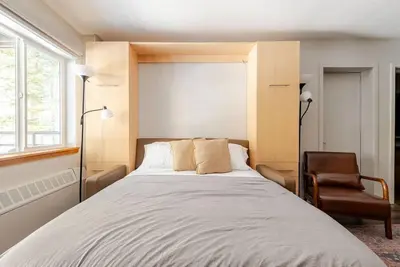 Image de Super-Efficient Studio with Full Kitchen, Balcony & Smart Sleeping Options