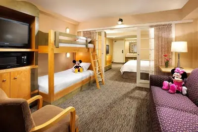 Image de Anaheim Family Suite: Steps from Disneyland with Pool & Free WiFi!