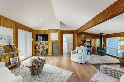 Image de Dog Friendly Cottage Near the Coast & Town w/Large Pvt. Yard, Hot Tub & Grill