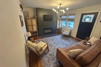 Image de Upscale 2-Bedroom Duplex, Steps from Everything!