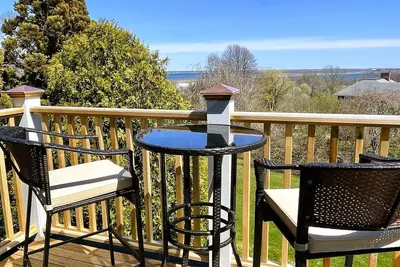 Image de Charming treetop apartment with ocean views & short walk to the beach