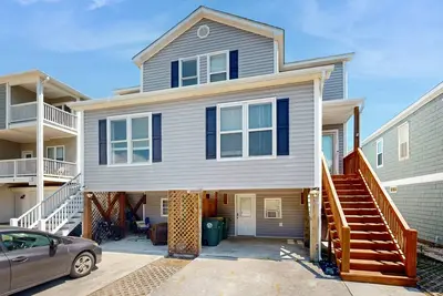 Image de Coastal home with large deck, close to beach and local attractions