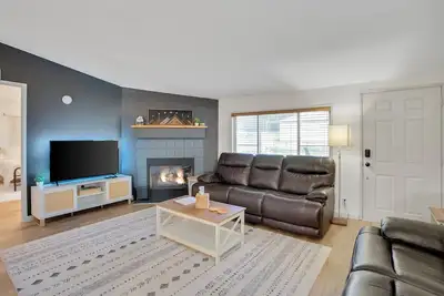 Image de Golden Hour Views + Cozy Comfort + king suite!