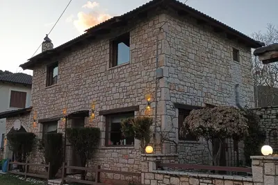 Το Erymanthos country home είναι μια πέτρινη μεζονέτα για στιγμές χαλάρωσης