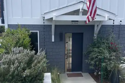 Image de Beautiful one-bedroom apartment in prime location with private entrance & patio