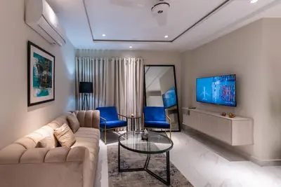 Image de Chic 1br Apartment | Rooftop Garden Access & Private Parking