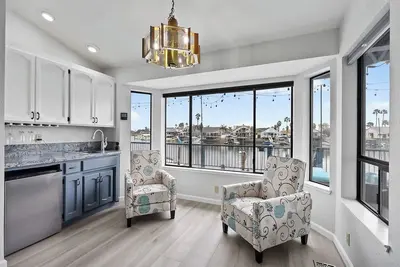 Image de 5 Star Rated Waterfront Oasis - Private boat dock