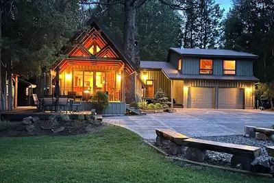 Image de Riverfront Home near Sunriver w/hot tub and 2 firepits