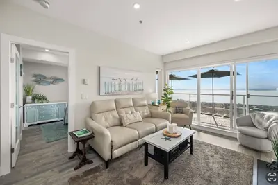 Image de Stunning waterfront property- wake up and fall asleep to the sound of the ocean