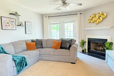 Image de Spacious 2bed + 2bath Townhome - Minutes to Fort Jackson - King Bed