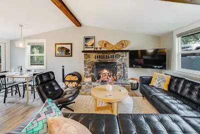 Image de 30-Day Pet Friendly, Bbq Grill, Walking Distance to Downtown and City Beach!