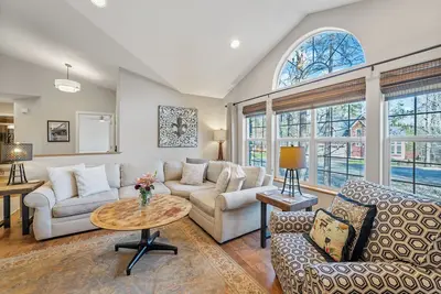 Image de 30-Day Min, Close to Downtown, Walk to Golf & Lake!