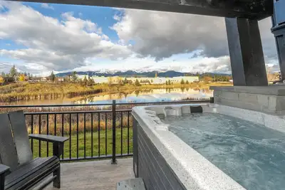 Image de Hot Tub + Close to Downtown, Smith Fields and Whitefish Mountain Resort!