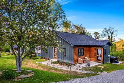 Image de Wine & Wood-Wine Room Hot-Tub 5 Mins to Downtown