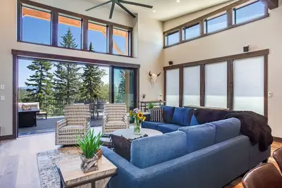 Image de Mid-Mountain Ski In/Ski Out with Game Room + Hot Tub + Pet Friendly