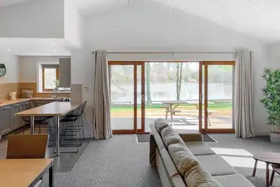 Image de Contemporary Lakeview Lodge 6