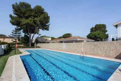 Image de Maison de vacances 'Luny Playa Gandia' avec piscine partagée, Wi-Fi et climatisation